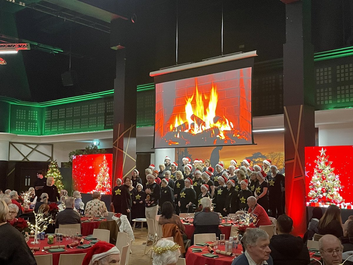 🎄 Our Annual Twickenham Community Christmas Lunch was held today at the stadium. Thanks to <a href="/IvyBridgelink/">Bridgelink Community Centre</a> <a href="/AforChildren/">AchievingForChildren</a> <a href="/metpoliceuk/">Metropolitan Police</a> <a href="/LondonFire/">London Fire Brigade</a> Hounslow Seniors Trust, Heatham House, Whitton Youth Zone, Our Barn, VISOR, Cole Park Residents Association and the Vineyard Project.
