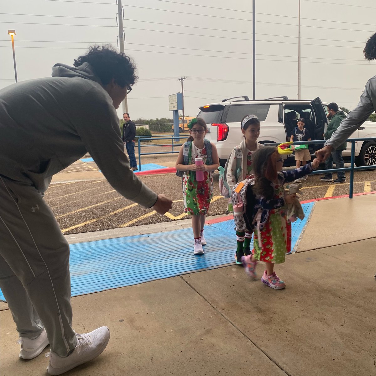 UTRGVmbb's tweet photo. Best way to start the day 🤜🤛

#UTRGV #RallyTheValley #FistBumpFriday https://t.co/dOjFiV4Diy