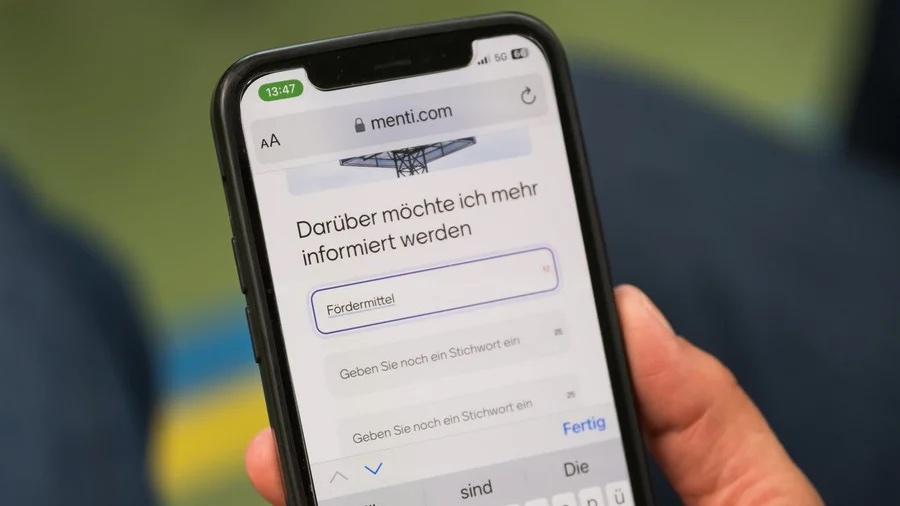 Künstliche Intelligenz (KI) im Sportverein: Einerseits kann KI bereits auf vielfältige Art die Vereinsarbeit unterstützen, beispielsweise Kommunikationswege erleichtern, Sponsoren ansprechen oder die Mitgliederbindung stärken - aber es gibt auch Risiken! vibss.de/vereinsmanagem…
