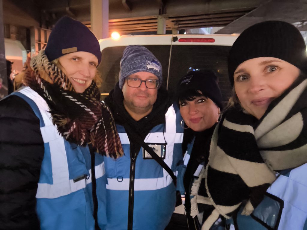 Gestern waren Sabine, Nicole, Celia und Daniel auf Suppenbustour am Alex und verteilten u. a. 128 Suppen, 120 Schrippen, 80 Stück Kuchen, 47 warme Getränke, 4 Schlafsäcke, 4 Winterjacken, 4 Decken. 

Danke für Euren ehrenamtlichen tollen Einsatz in der kalten Jahreszeit 💪🏼
💙🤍