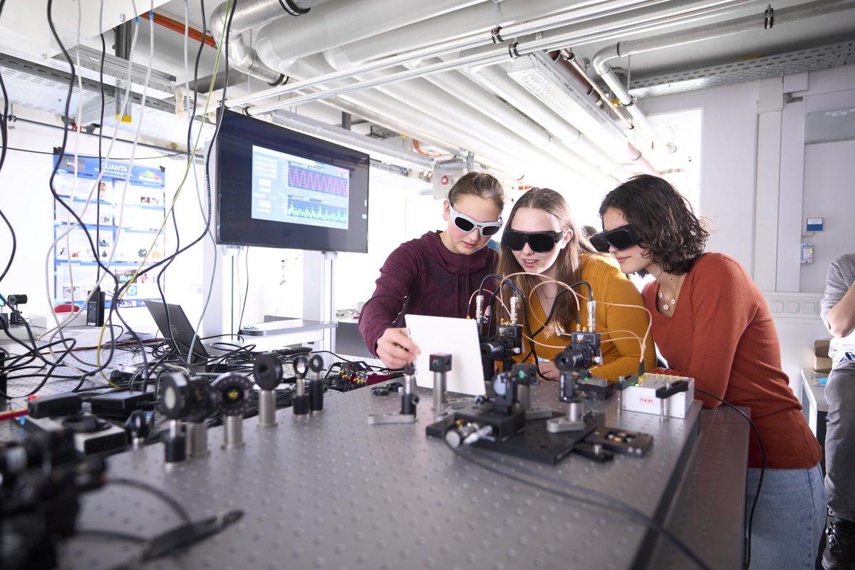 Reason to celebrate at the PhotonLab! This Friday, the student lab at the Max Planck Institute of Quantum Optics welcomed its 22,222nd visitor over all and the 3,000th visitor in 2024, breaking this mark for the first time. 

Congratulations! 

Read more: munich-quantum-valley.de/news-events/de…