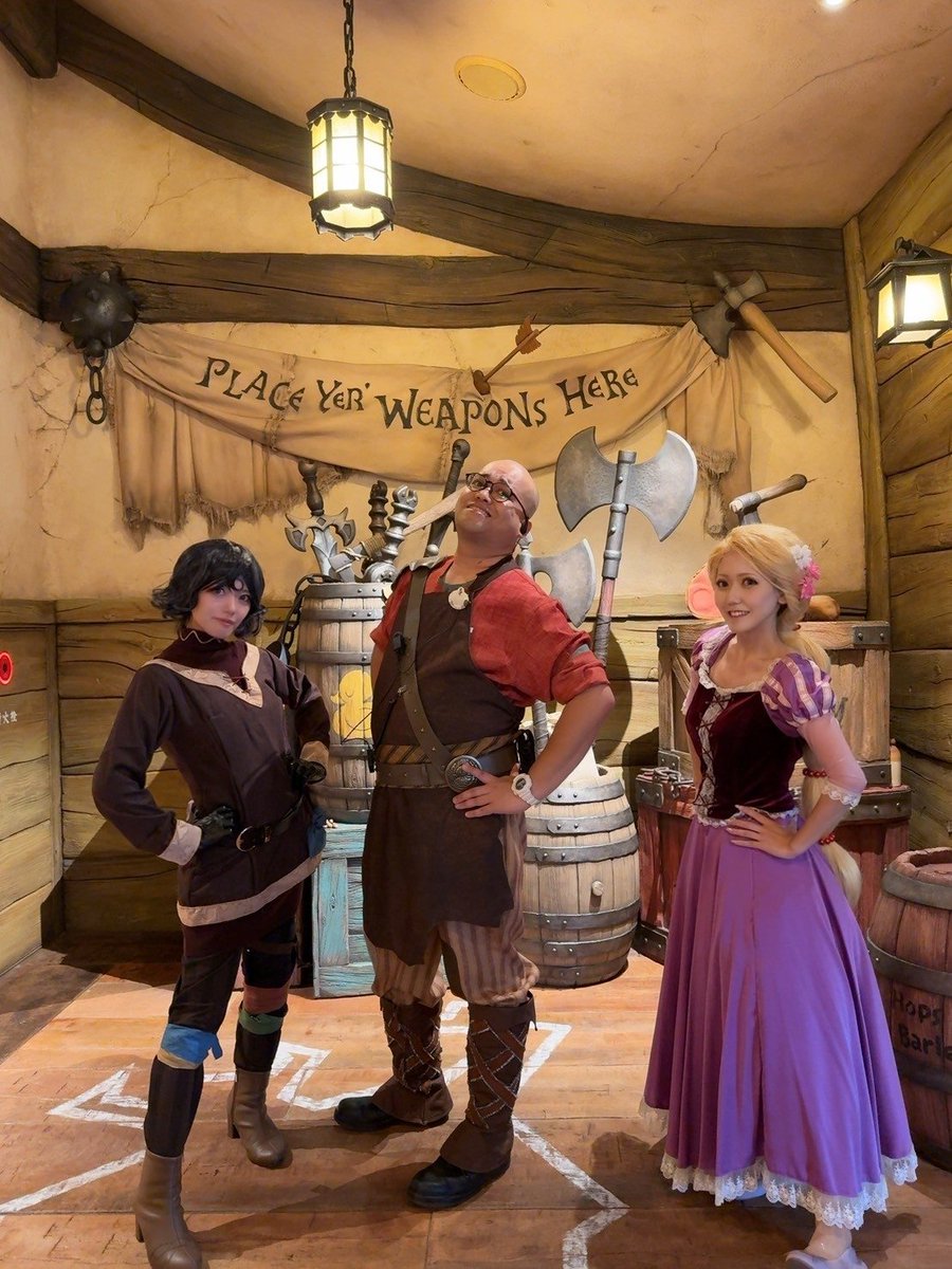 epe1002's tweet image. スナグリーにて憧れの荒くれ者さん（キャストさん）と🥹お仕事中にも関わらずありがとうございました！！
「ユージーンとの関係はどうですか？」と聞かれたので

「最悪です☺️」

と答えときました💨

#Dハロ仮装2024
#RapunzelsTangledAdventure