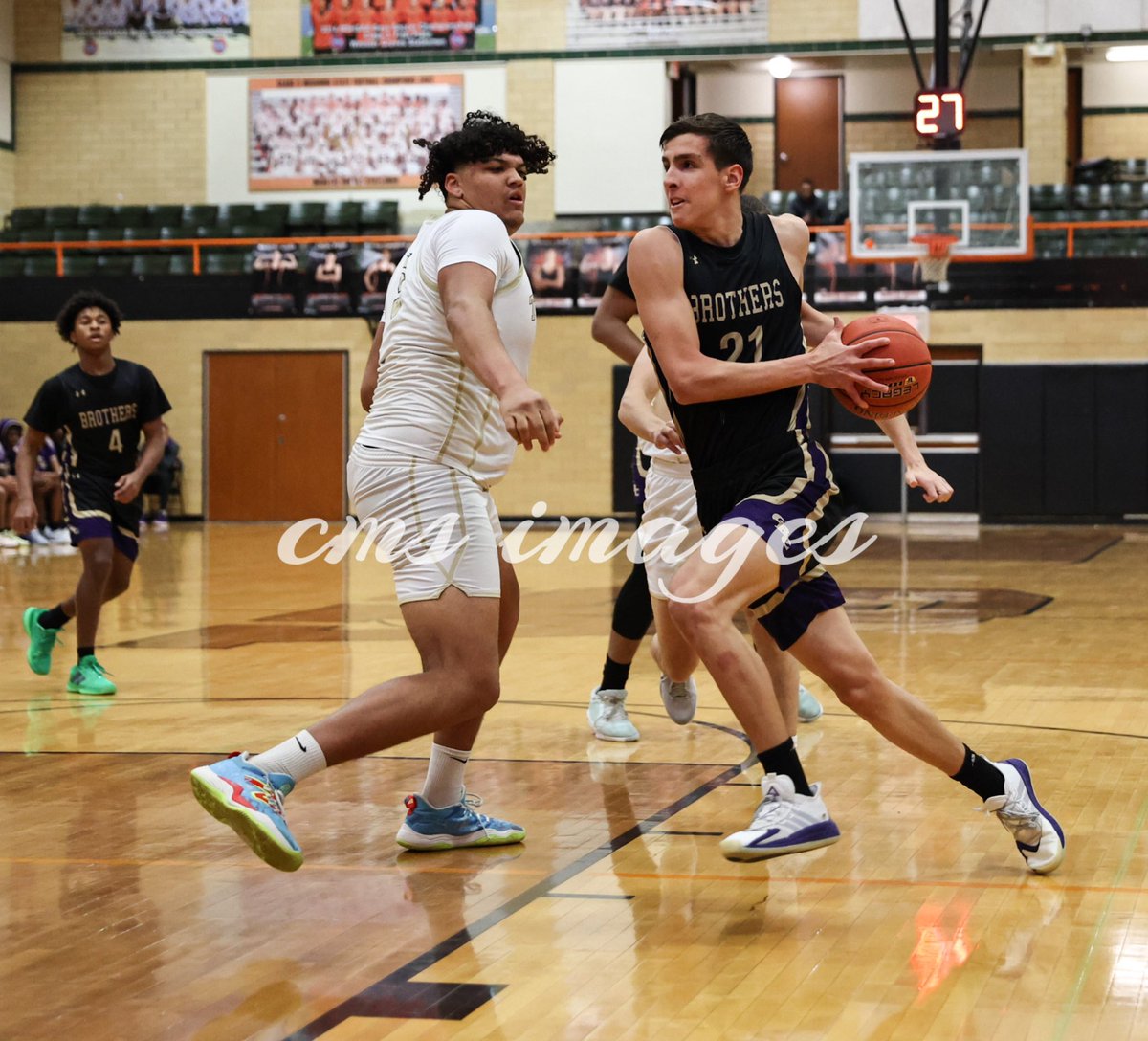 “Webster Classic Day 1️⃣”
Plenty of high-level action on display during the opening round games of the 24th Annual Streib Company Webster Classic inside historic Roberts Gym at Webster Groves High School! @JBSAthletics <a href="/JBSBoysHoops/">John Burroughs Boys Basketball</a> <a href="/SSCHoops/">Southside Catholic Basketball</a> <a href="/statesmensports/">WGHS Athletics</a> <a href="/StatesmenHoops/">Webster Groves Basketball</a> #WC24
