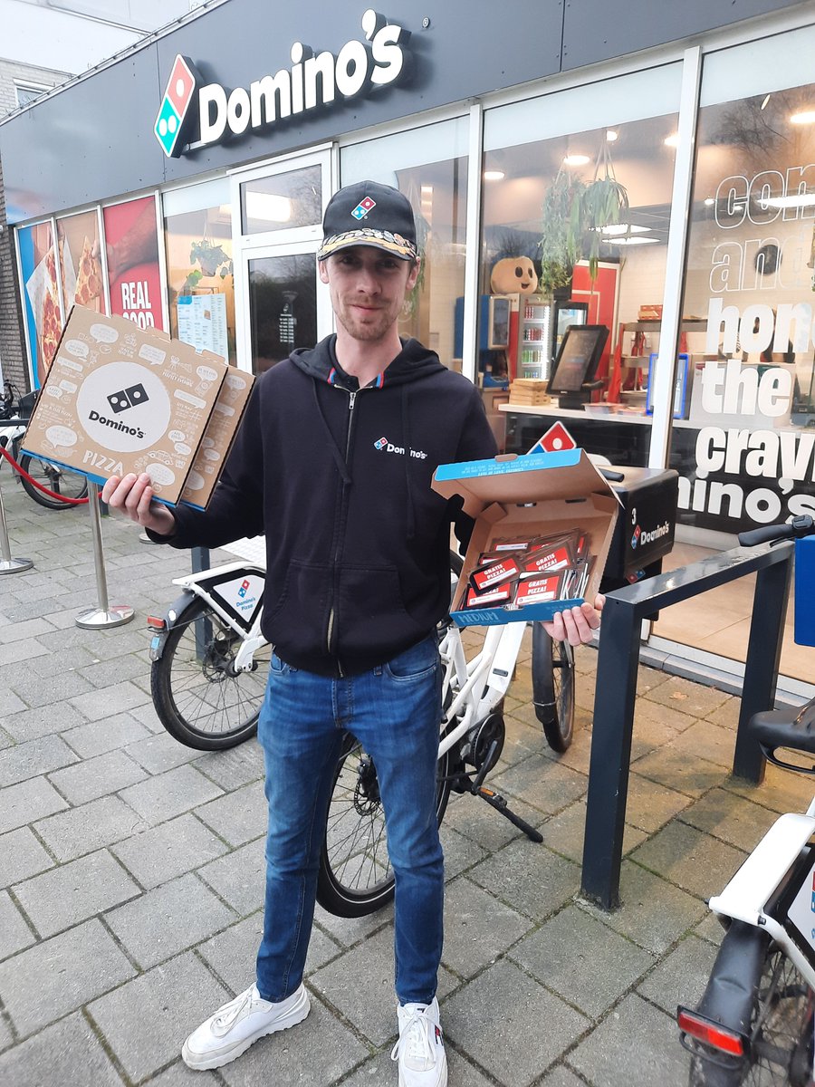 Wedderplase's tweet photo. Vanmiddag 120 gratis pizza's op mogen halen bij Domino's in Leek, 120 waardebonnen die mensen van de Voedselbank Westerkwartier daar in kunnen leveren. Morgen van 11:00 - 16:00 kunnen mensen producten in leveren aan Schoolstraat 4 in Aduard #kerst #welkom #voedselbank https://t.co/dXTwRfVpxL