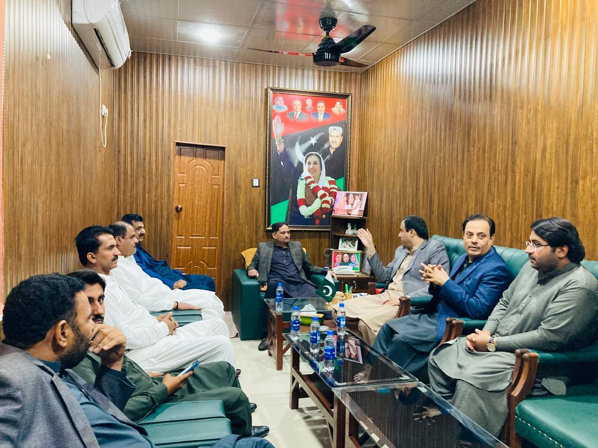 Usama_PPP's tweet photo. پاکستان پیپلز پارٹی (پی وائے او) سندھ کے صدر #جاوید_نیاب_لغاری
کی ایچ ایم خواجہ ٹاؤن آفس آمد ۔
پی پی پی سٹی نواب شاہ کے جنرل سیکرٹری و ٹاؤن چیئرمین #سید_عاطف_حسین_زیدی سے ملاقات کی 
@SyedAtifZaidi8
@JavedNLaghari https://t.co/nLzFFlGw1x