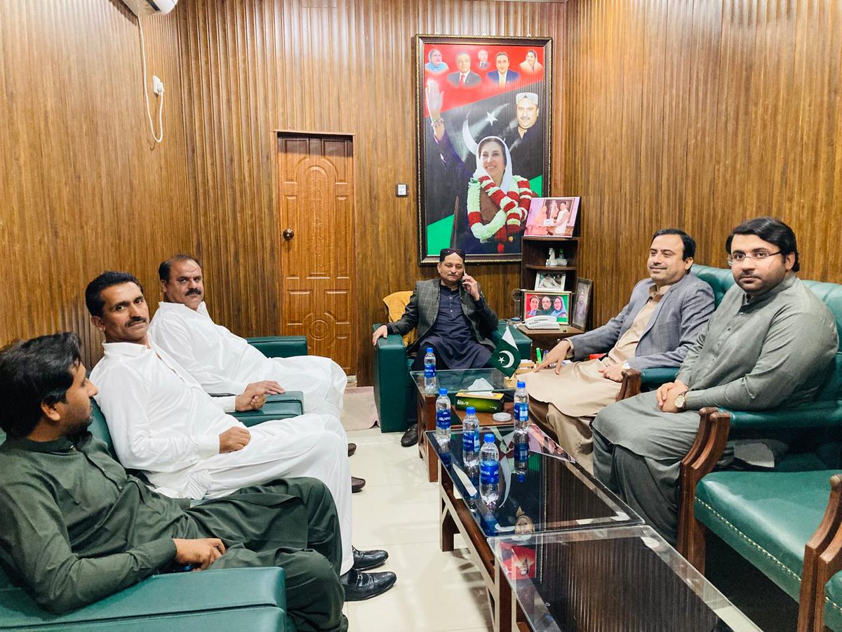 Usama_PPP's tweet photo. پاکستان پیپلز پارٹی (پی وائے او) سندھ کے صدر #جاوید_نیاب_لغاری
کی ایچ ایم خواجہ ٹاؤن آفس آمد ۔
پی پی پی سٹی نواب شاہ کے جنرل سیکرٹری و ٹاؤن چیئرمین #سید_عاطف_حسین_زیدی سے ملاقات کی 
@SyedAtifZaidi8
@JavedNLaghari https://t.co/nLzFFlGw1x
