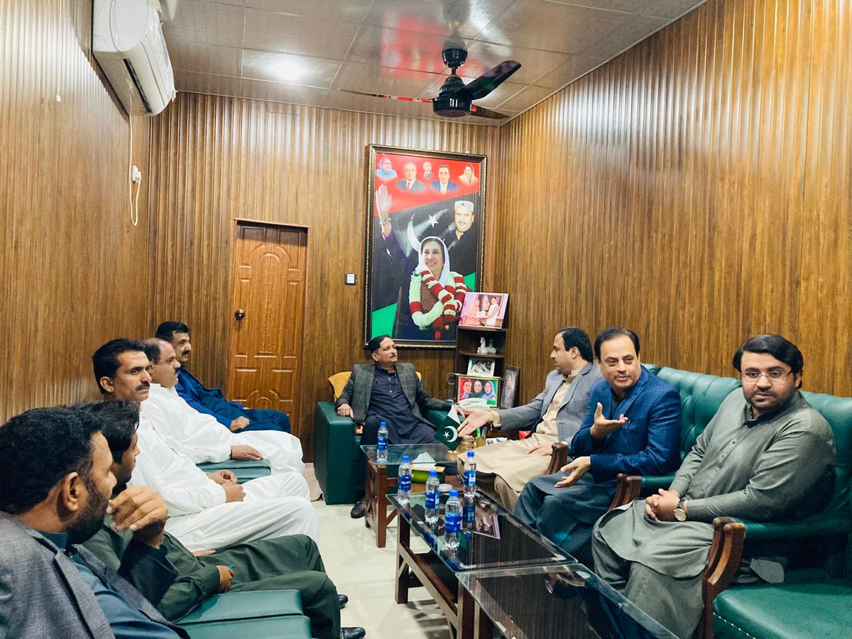 Usama_PPP's tweet photo. پاکستان پیپلز پارٹی (پی وائے او) سندھ کے صدر #جاوید_نیاب_لغاری
کی ایچ ایم خواجہ ٹاؤن آفس آمد ۔
پی پی پی سٹی نواب شاہ کے جنرل سیکرٹری و ٹاؤن چیئرمین #سید_عاطف_حسین_زیدی سے ملاقات کی 
@SyedAtifZaidi8
@JavedNLaghari https://t.co/nLzFFlGw1x