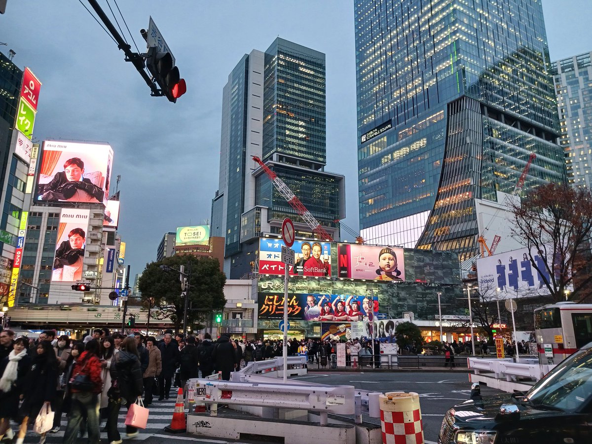 supika4512's tweet photo. 今日は忘年会に招待され渋谷へ。
夕方の渋谷は寒かったけど街行く若者はみな薄着で足を出して歩いている人も多くパワーがみなぎっていました。
寒さに負けないよーに今年を乗り切りたいですね。 https://t.co/iHrWb6ovmj