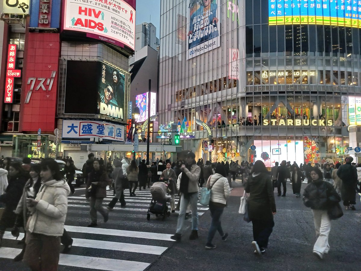 supika4512's tweet photo. 今日は忘年会に招待され渋谷へ。
夕方の渋谷は寒かったけど街行く若者はみな薄着で足を出して歩いている人も多くパワーがみなぎっていました。
寒さに負けないよーに今年を乗り切りたいですね。 https://t.co/iHrWb6ovmj