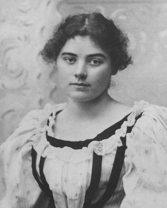 In 1890, Carr began to pursue art seriously and studied at the California School of Design for three years. 
In 1898, Carr began to sketch Indigenous villages for the first time. The Nuu-chah-nulth gave her the name of Klee Wyck ("Laughing One").

🧵3/15