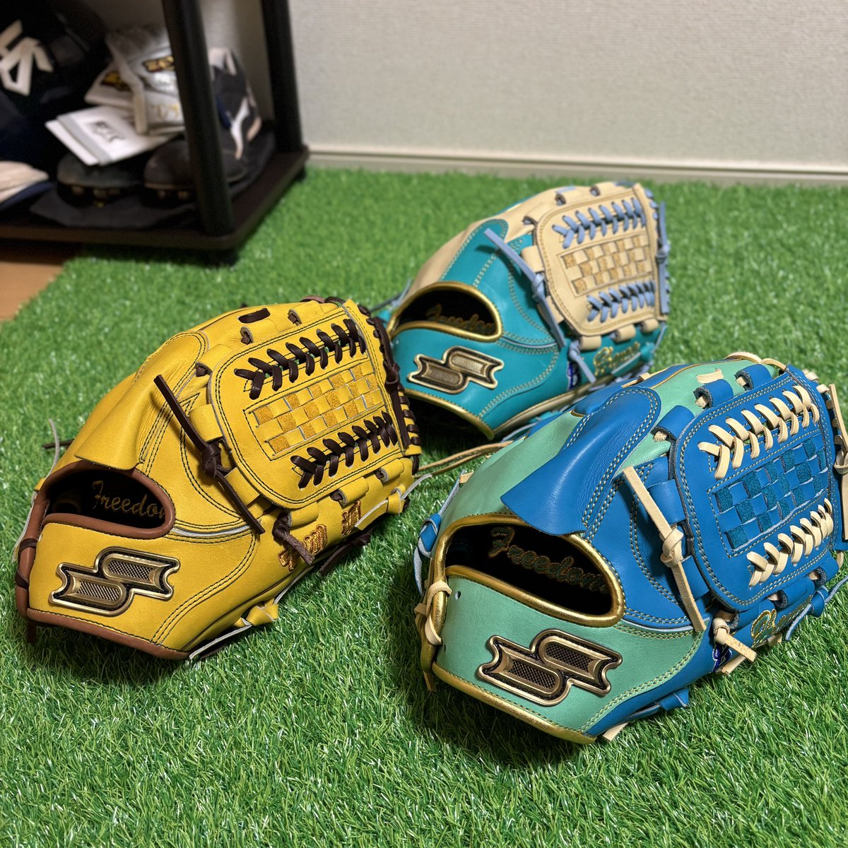 clean_glover's tweet photo. 今年も自主トレあざました。

僕のエラーにだけ当たり強い。
愛情の裏返しなんでしょうか。

俺と撮る時だけ気怠そうにすんの
勘弁してくだされ。ピース適当やん。
さあグラブがんばろ。

#中川颯
#SSK #SSKBASEBALL https://t.co/1PPRdpWA8l