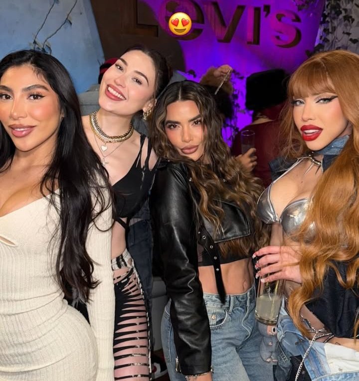 skapolinexss's tweet photo. .@YeriMua junto a #DaniaMendez, #FernandaBlaz y #Wenlozano en el lanzamiento de “Avión Privado”. ✈️ https://t.co/1BpndtvsWp
