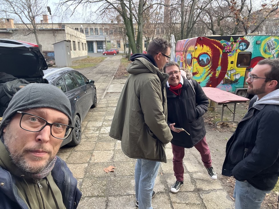 Volt tegnap adás, és már címe is van: Élet évente hetven focimeccsel

Hamarosan fent lesz a szokott helyeken, és akkor meghallgatható kényelmesen. Kevésbé kényelmesen már most is, mégpedig itt:
tilos.hu/episode/hetveg…
vagy itt: 
audio.com/cikoria/audio/…