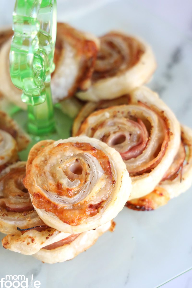 These Ham and Cheese Puff Pastry Pinwheels are so easy to make and a perfect appetizer at any Christmas celebration or on gameday!
momfoodie.com/ham-and-cheese…