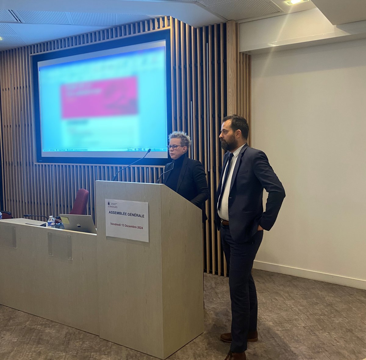 L'#AGCNB vote à l’unanimité en faveur de la publication d’un guide collaboration ! 👏

🎙️ Selon <a href="/PBrasquies/">Pierre BRASQUIES</a> et Agathe Gilmas, membres de la commission Collaboration du #CNB, ce guide pratique, à destination de tous les avocats, comme des futurs avocats, a pour vocation d’offrir