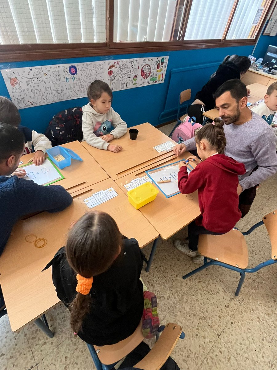 Como cada viernes, en 1°A hemos disfrutado de una sesión de grupos interactivos. 
Hoy hemos contado con cinco  maravillosos/as voluntarios/as que nos han ayudado a seguir aprendiendo mientras nos divertimos
 ¡Gracias, os esperamos pronto!
<a href="/EducaAnd/">Consejería Desarrollo Educativo y FP</a> 
#distritoestealcosatorreblanca