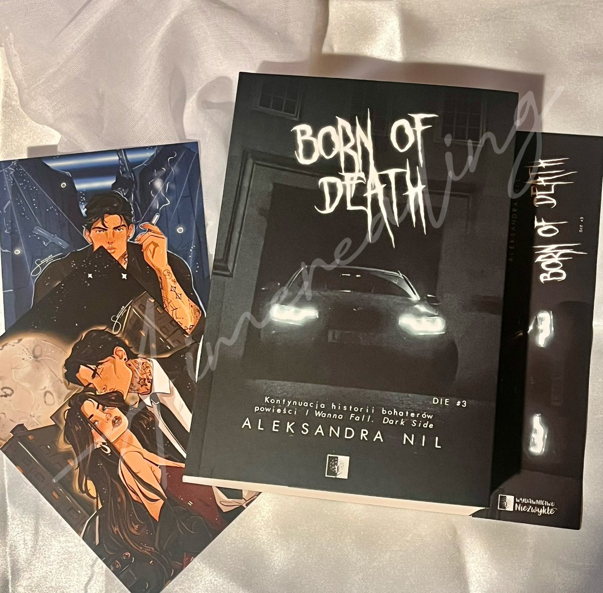 Aimellvian's tweet photo. PRZYSZŁY MI WRESZCIE KSIĄŻKI! <33
#tsotJP #tsoaJP #bornofdead #trylogiadie #twitteroweksiążkary https://t.co/SDo3WJfw91