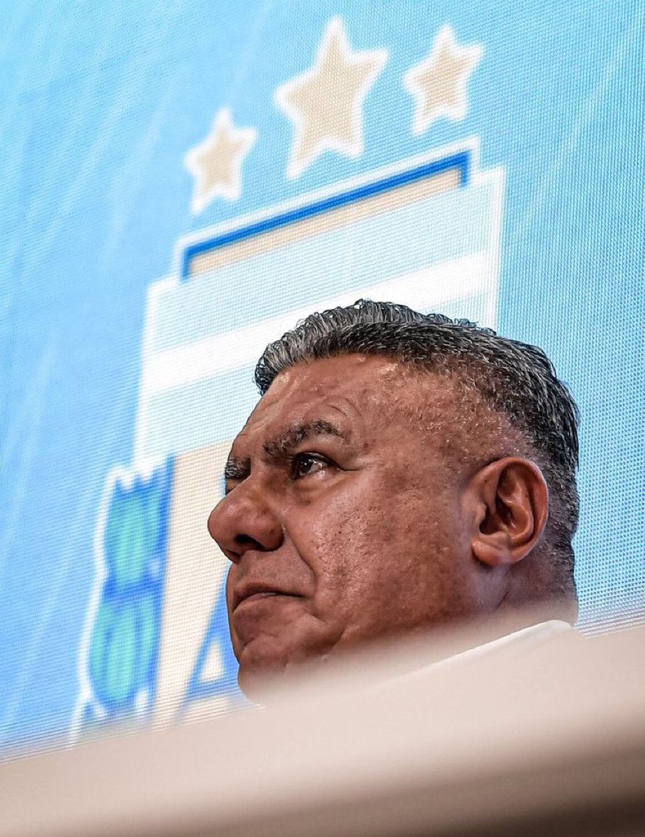 AtaqueFutbolero's tweet photo. ⚠️🇦🇷 Así será el NUEVO FORMATO de la PRIMERA DIVISIÓN en 2025, según @ESPNArgentina:

➜ Se jugarán DOS COPAS DE LA LIGA, con zonas de 15 equipos, una fecha Interzonal y con play-offs para definir el campeón.

‼️ Habría TRES DESCENSOS y UNA PROMOCIÓN por mantener la categoría.

📈 Ascenderían TRES EQUIPOS de la Primera Nacional y seguirían los 30 clubes en 2026.

❌ NO HABRÁ LIGA.

¿Opiniones? 👀