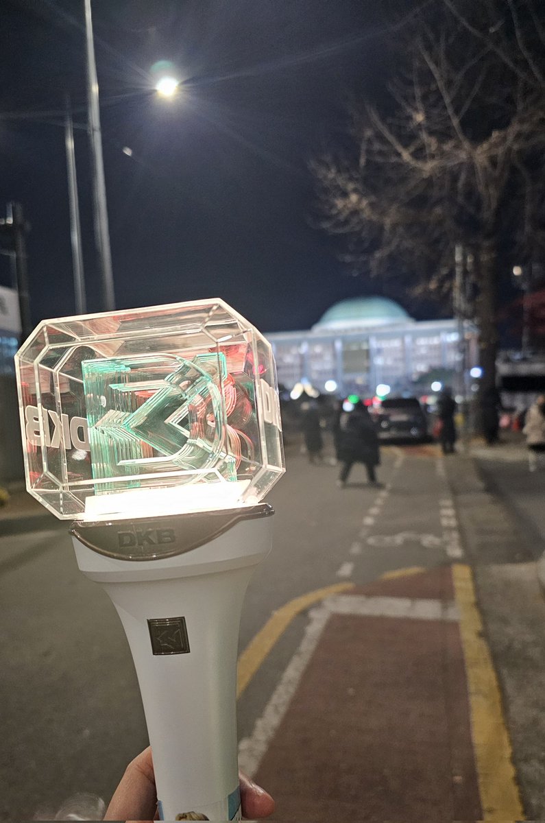 ohyeah461's tweet photo. 비록 이 곳에서 열일하다 장렬하게 사망하셨지만 단연코 빛나던 응원봉이었다. 닥멘~! https://t.co/YHGeBI8lRH