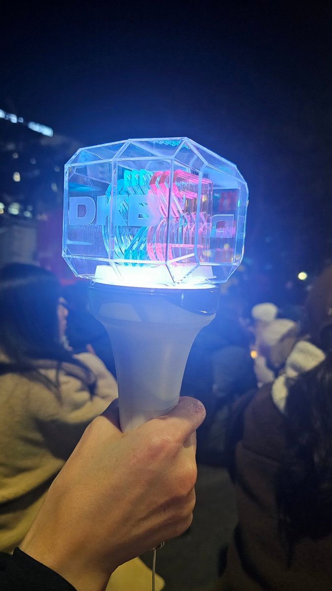 ohyeah461's tweet photo. 비록 이 곳에서 열일하다 장렬하게 사망하셨지만 단연코 빛나던 응원봉이었다. 닥멘~! https://t.co/YHGeBI8lRH