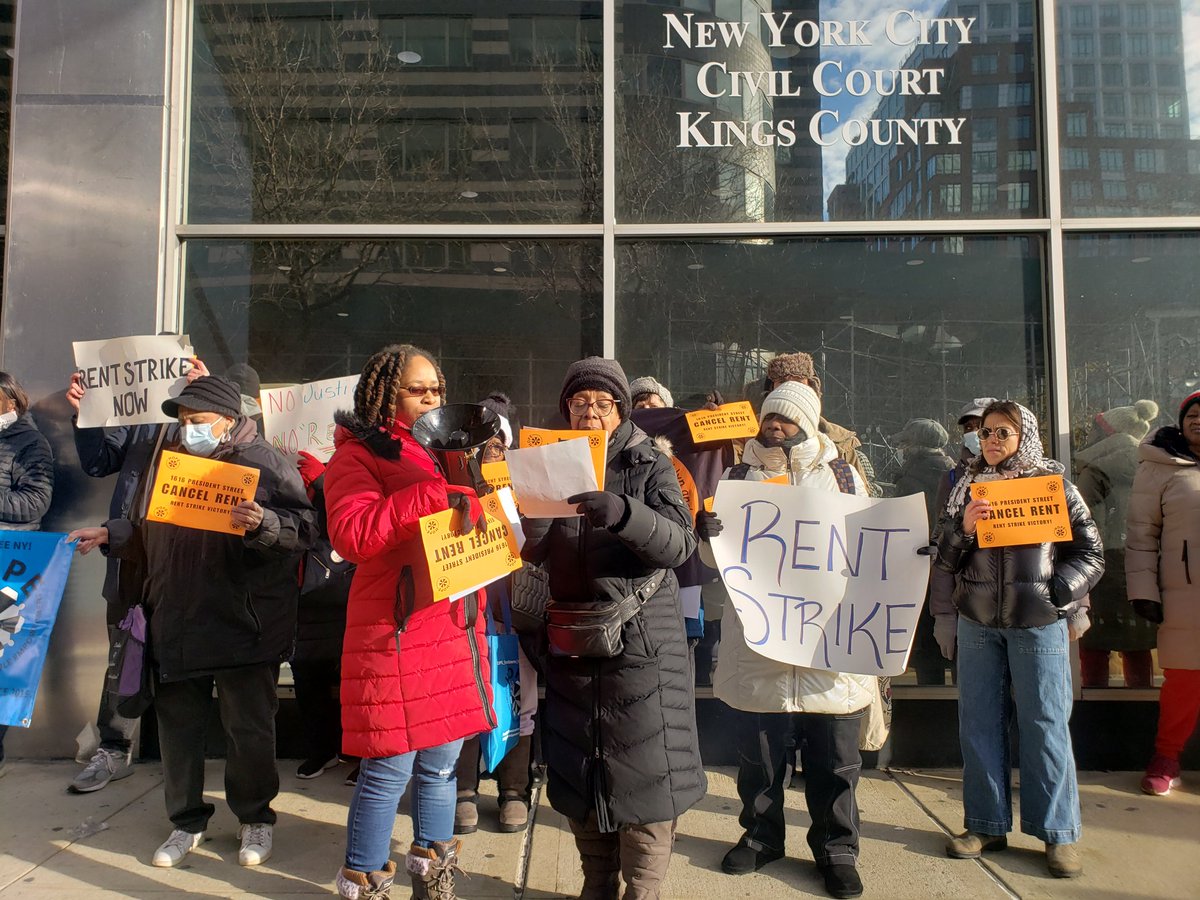 RTCNYC's tweet photo. We're LIVE From Brooklyn Housing Court!

The press conference has begun and the 1616 President street Tenant association is standing strong, with powerful testimonies and voices demanding justice for tenants across NYC.
#TenantVictory #rentstike #1616PresidentStreet #rtcnyc https://t.co/OlEceBFrIc