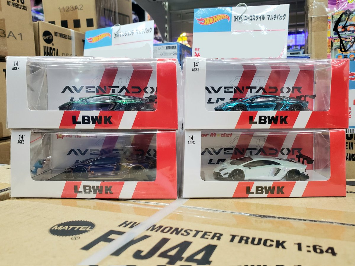 hotwheels_28's tweet photo. 欲しがり屋のお友だちにもっと喜んで貰えるよう用意したったで

1/64 スターモデル製
アヴェンタドール LBWK 2.0 LB works LP700-4

● Chrome Rainbow White
● Gradient Purple-Green
● Chrome Carbon Blue
● Tron purple フィギュア付き 限定499台

ええやろ～☺️

#ドン・キホーテ和泉中央 https://t.co/uLf9AtmDnE