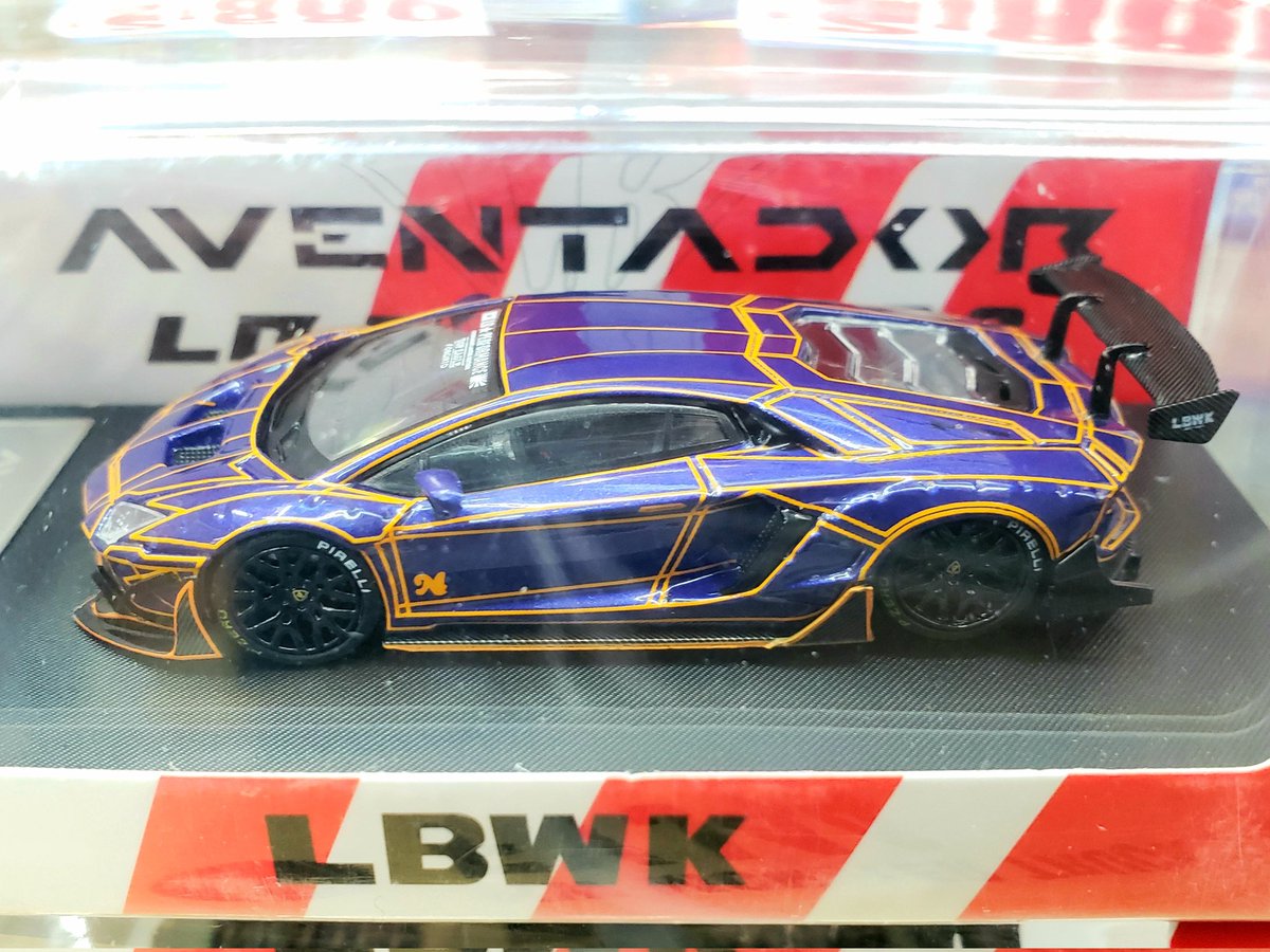 hotwheels_28's tweet photo. 欲しがり屋のお友だちにもっと喜んで貰えるよう用意したったで

1/64 スターモデル製
アヴェンタドール LBWK 2.0 LB works LP700-4

● Chrome Rainbow White
● Gradient Purple-Green
● Chrome Carbon Blue
● Tron purple フィギュア付き 限定499台

ええやろ～☺️

#ドン・キホーテ和泉中央 https://t.co/uLf9AtmDnE