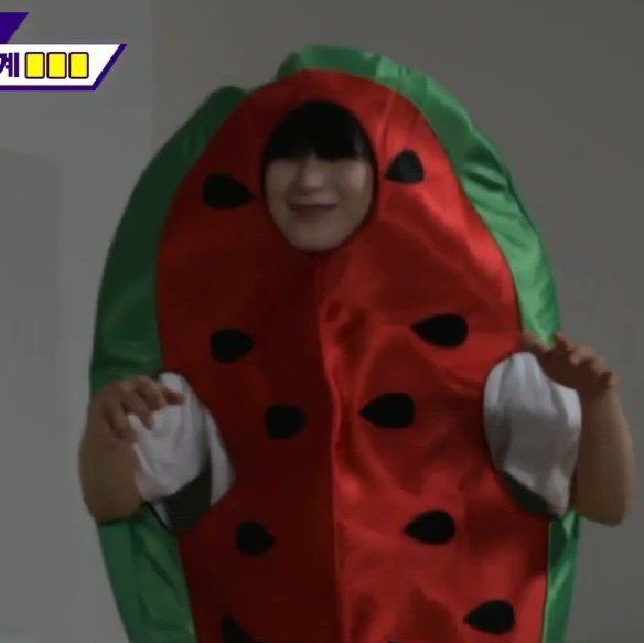 enhacake's tweet photo. sunoo went thru all the fruity phase 🍑🍍🍉🍌 https://t.co/bWahvESahB