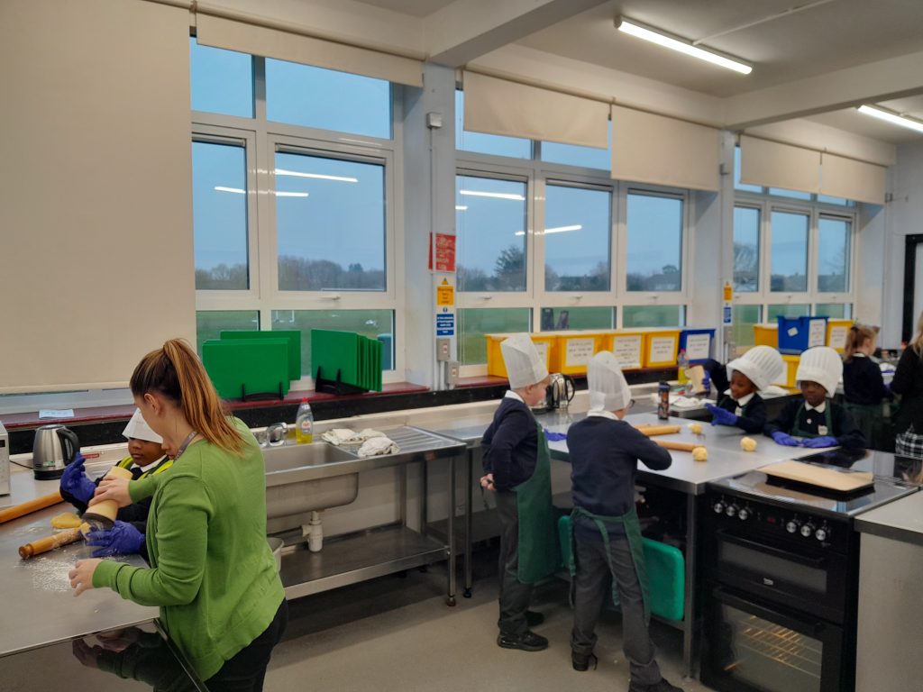 BrittonsAcademy's tweet photo. Whybridge Primary Students Visit Brittons Festive Food Technology Department https://t.co/BI18gIVqwQ #Food #Primary #Whybridge @elatrust https://t.co/6S8D61AKR7