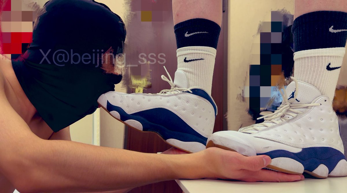 beijing_sss's tweet photo. 对,就像这样跪在地上，用舌头👅讨好我的新战靴！🫵 #sneakerslave https://t.co/Yb7ipXmSeV