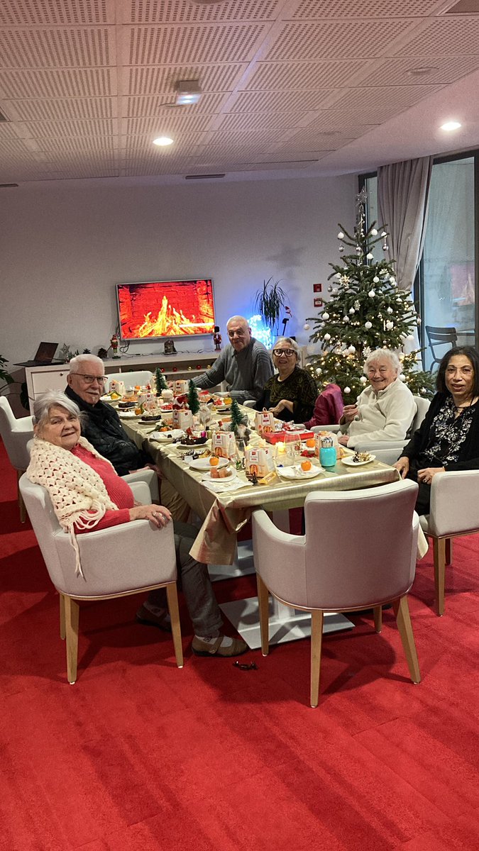Aujourd’hui le directeur de Juvignac organise  un délicieux goûter de Noël et un bon chocolat chaud pour se réchauffer !
Le temps est propice 🌲  
#bienviellir