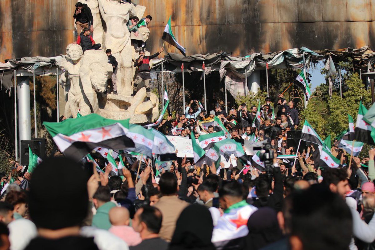 AgencyNewsSham's tweet photo. مظاهرة شعبية حاشدة في ساحة سعد الله الجابري في مدينة #حلب احتفالا بسقوط النظام المجرم.
#أنباء_الشام https://t.co/d6jLXENxHr