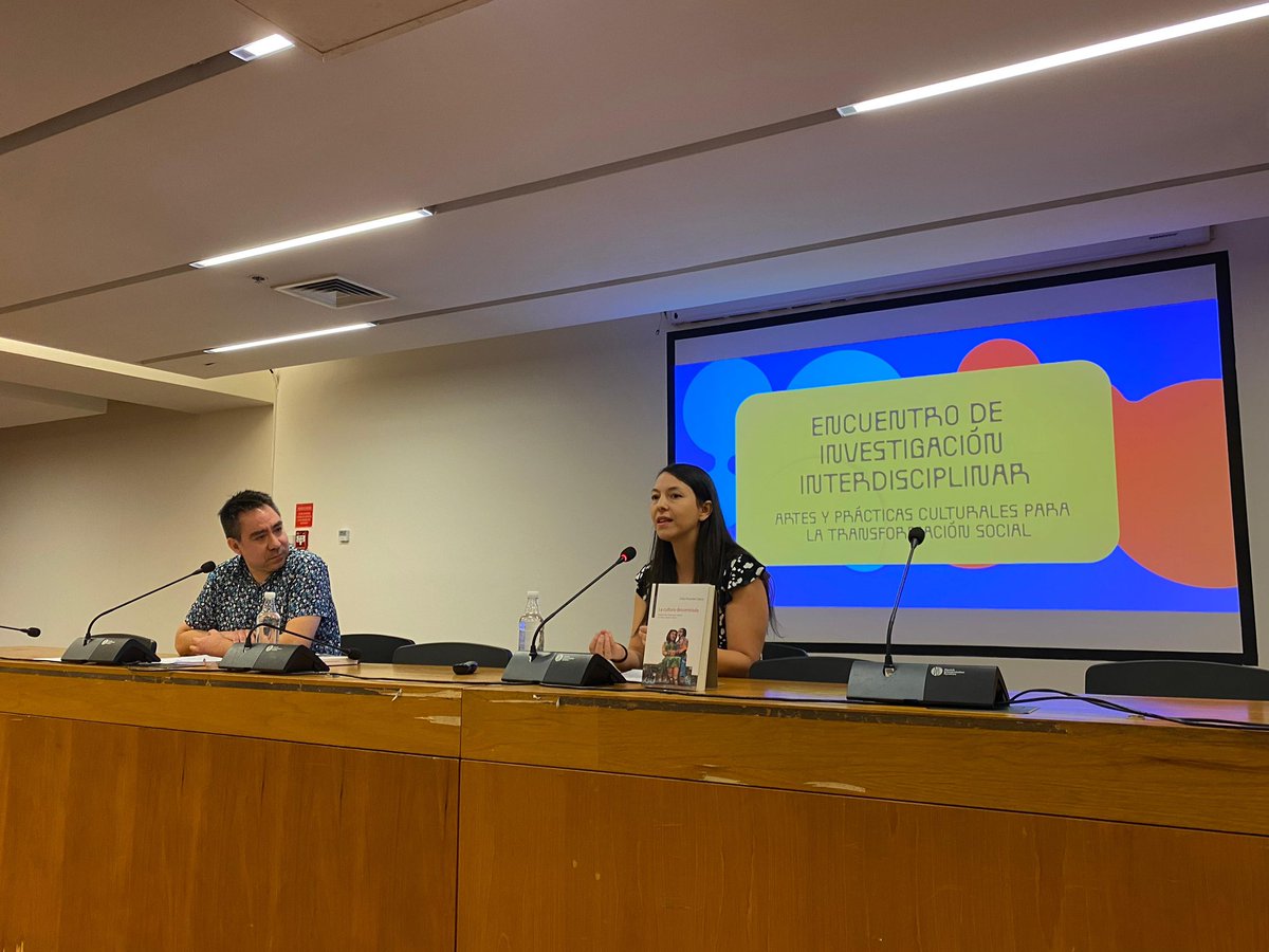 centroGAM's tweet photo. Comenzó la 2da jornada del Encuentro de investigación sobre la cultura con la presentación "La cultura descentrada. Estudios sobre democracia cultural en Chile y América Latina" de Carla Pinochet. La autora conversó con @TPeters_N 👥💬
Transmisión en https://t.co/1J7GazDynm 😉 https://t.co/kGXRvAPeMI