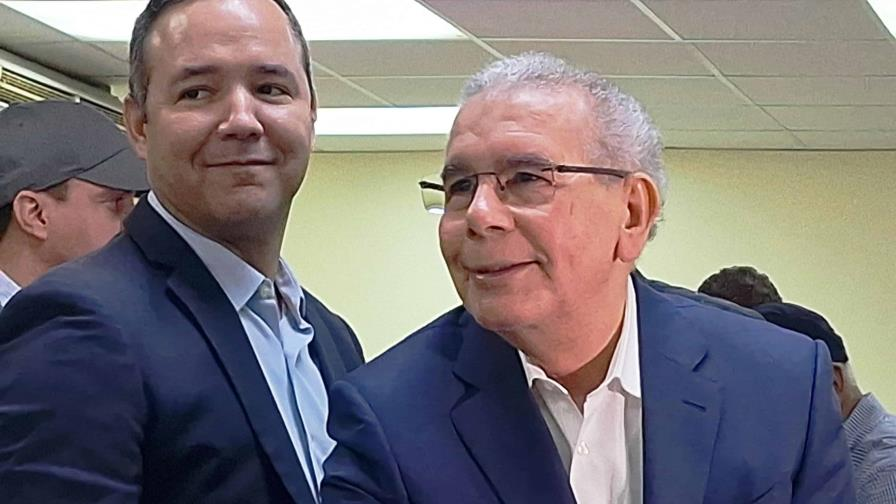 informateyard's tweet photo. Santo Domingo: Para Danilo Medina, la época navideña está fría, lo cual atribuye a la de recursos y de trabajo y dijo que en los gobiernos de la organización las cajas navideñas que entregaban llegaban a todos los sectores de manera organizada, sin excluir a nadie. https://t.co/FbvCYjSHBP