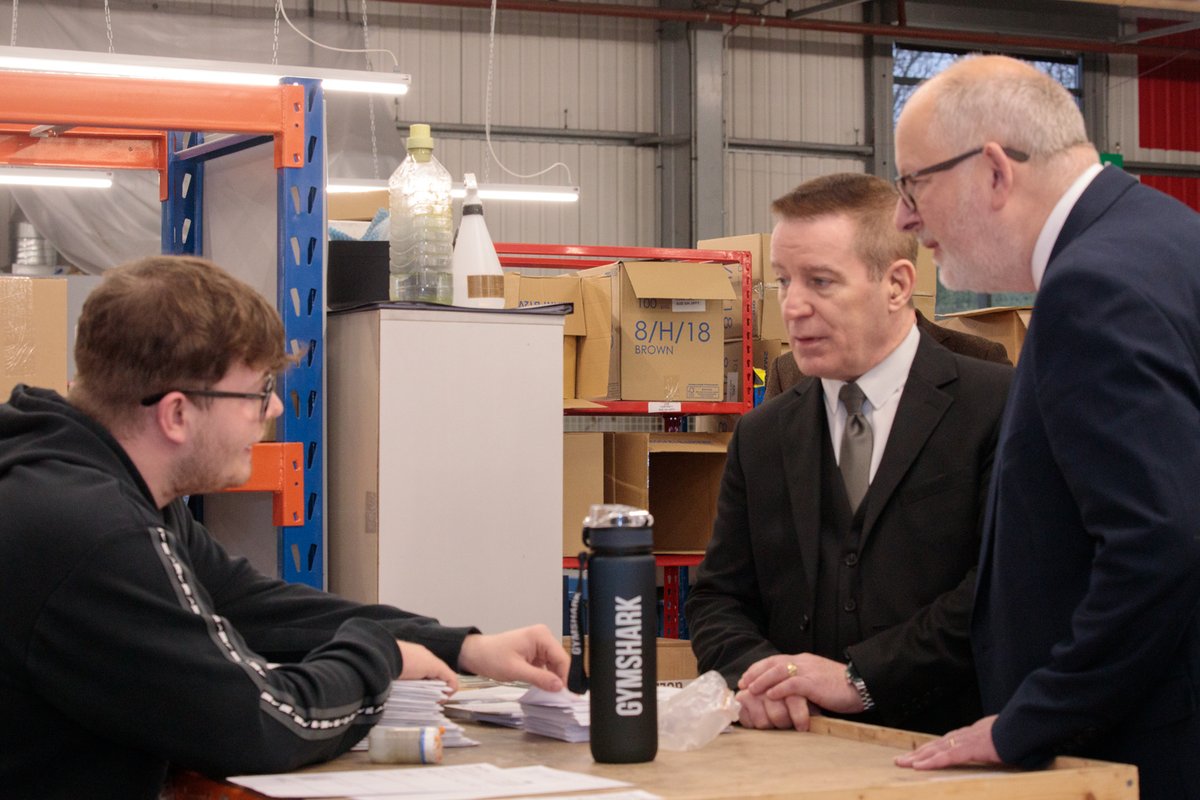 CapitaPlc's tweet image. Our partnership with @WestNotts college has helped us provide apprenticeships for local, neurodiverse young people.
Today, we were excited to welcome @steveyemm MP, who spent time with our @en4ei 'Inclusivity Excellence' award winning team.
#Apprenticeships #EarlyCareers