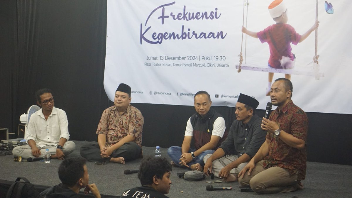 kenduricinta's tweet photo. Sesi Mukadimah #KCDes malam ini. Bergembira, duduk melingkar bersama, menuntaskan rindu berjumpa. https://t.co/DTR1FtYKoh