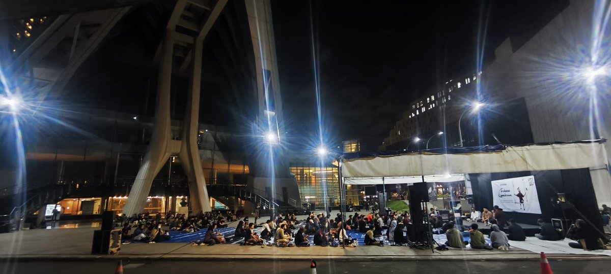 kenduricinta's tweet photo. Sesi Mukadimah #KCDes malam ini. Bergembira, duduk melingkar bersama, menuntaskan rindu berjumpa. https://t.co/DTR1FtYKoh