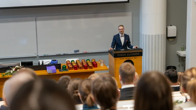 Alumni Visa Saarinen piti puheen valmistuville / Alumni Visa Saarinen held a speech to the graduates
