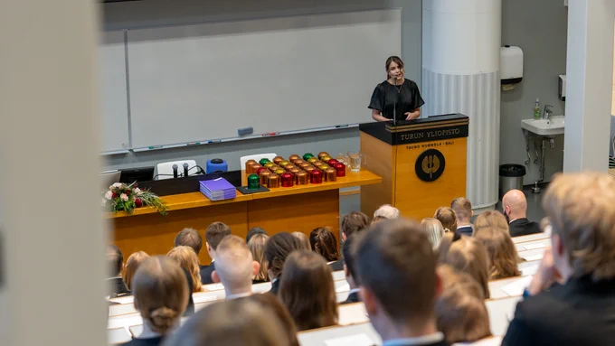 Filosofian maisteri Reetta Kyynäräinen piti valmistuneen puheen / Master of Science Reetta Kyynäräinen held a graduation speech