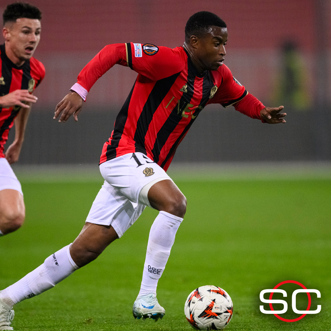 SC_ESPN's tweet photo. 🚨 ESCÁNDALO MUNDIAL EN ALEMANIA

❗ De acuerdo con una investigación de Bild, Youssoufa Moukoko, jugador del Borussia Dortmund y a préstamo en Niza, tendría su edad falsificada

ℹ️ Joseph Moukoko, quien había sido reconocido como su padre, declaró bajo juramento que no es el padre biológico del jugador: "No es mi hijo ni de mi esposa Marie. Tampoco nació el 20 de noviembre de 2004 en Yaundé, Camerún. Le conseguí un certificado de nacimiento falso en la ciudad, fui a la embajada y le conseguí un pasaporte y lo llevé a Alemania como mi hijo. En realidad nació el 19 de julio del 2000. Lo hicimos cuatro años más joven"