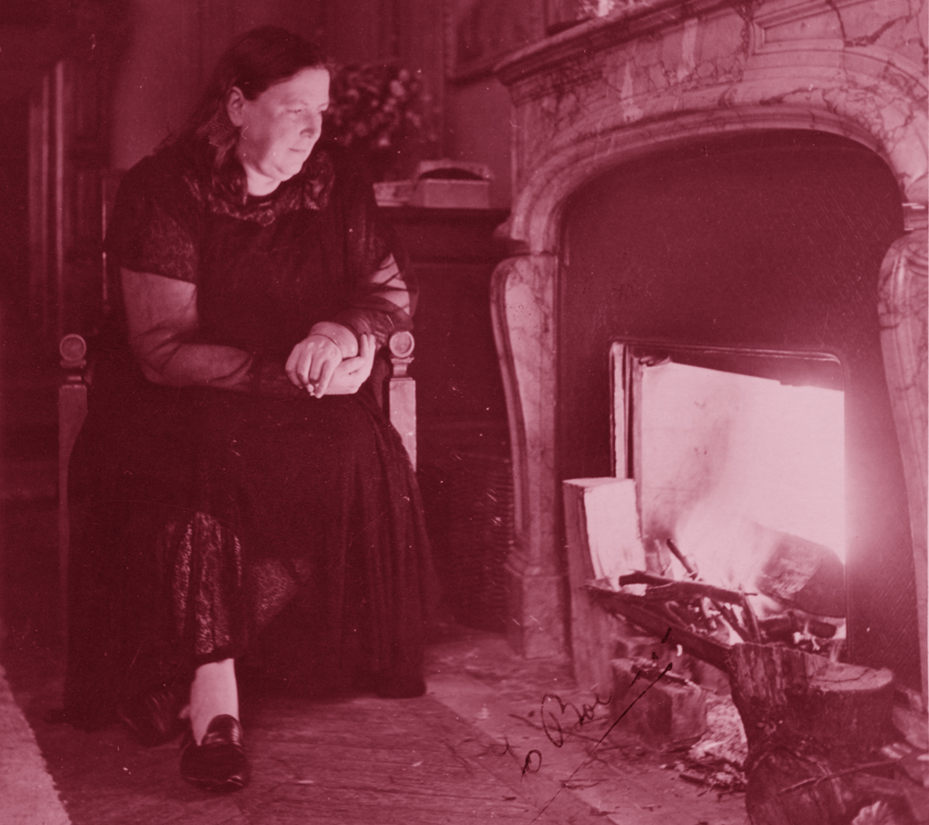 ‘Er brandden wat kaarsjes op een kerstboom en een roze wassen engeltje bibbert op de warmte van de lichtjes.’ 🎄👼 

Lees het artikel van Renée van Marissing over Jo Boer: literatuurmuseum.nl/nl/ontdek-onli…

📸 : Jo Boer in de Rue Francois Premier, jaren 50. Collectie: Literatuurmuseum.