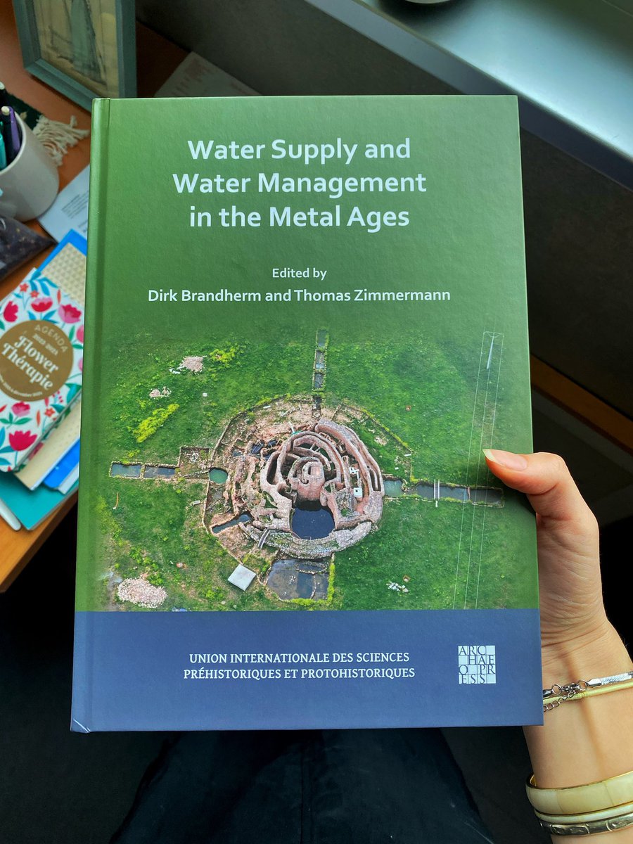 Archaeologiste's tweet photo. A perfect year-end gift: my first peer-reviewed article is out! 🫶 Completed under the guidance of Delia Carloni &amp; Marie Besse as part of my Master’s research. Thrilled to share this volume alongside Colin Renfrew, a pioneer in our field!
🔗 https://t.co/16dB7wVLao https://t.co/ljaGq9HJOr