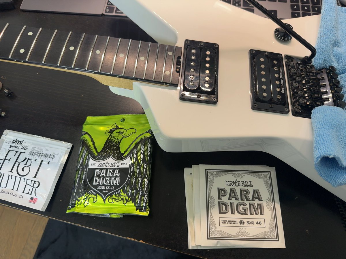 Naoki_vrain's tweet photo. お手入れ、弦交換🤘

ちょっと実験的に巻き方を工夫してみた！

#FRETBUTTER
#ERNIEBALL
#PARADIGM
#1046
#ギタリスト社労士🤘 https://t.co/5sc7Y1vQKM