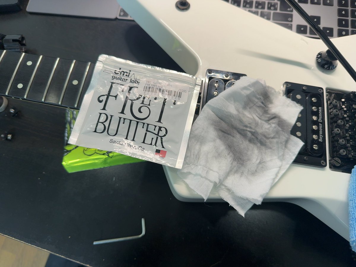 Naoki_vrain's tweet photo. お手入れ、弦交換🤘

ちょっと実験的に巻き方を工夫してみた！

#FRETBUTTER
#ERNIEBALL
#PARADIGM
#1046
#ギタリスト社労士🤘 https://t.co/5sc7Y1vQKM