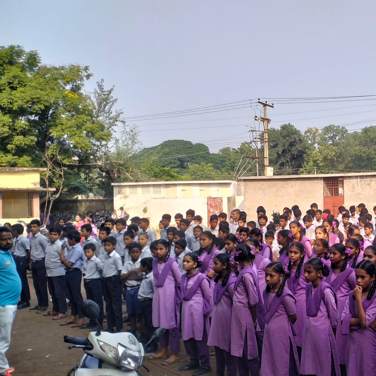 YadhumadiR's tweet photo. At Vijayawada..
A mass climate awareness program at Durga Nagar Municipal Govt. High School by my Yadhumadi group NGO volunteers.
#student #awarenessprograms #GlobalWarming #Pollution #YadhumadiRu #GeethikaVenkatesan 
#PMOIndia #GlobalIssue https://t.co/94Kovyu3rK