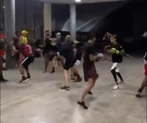 ge_pernambuco's tweet photo. Vídeo mostra supostos integrantes de torcida organizada do Sport treinando boxe dentro da sede do clube; assista

https://t.co/iQOI9BNBHF https://t.co/eo4dgHvnNJ