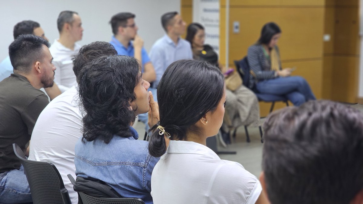 ANDI_Colombia's tweet photo. El @FONDOSERANDI realizó el encuentro de egresados que han sido beneficiarios de nuestras becas y alianzas con universidades 🤓.
Contamos con +25 profesionales que desean contribuir a seguir construyendo comunidad #SerANDI 😎.
#MásPaísANDI https://t.co/isQhXrwoMc