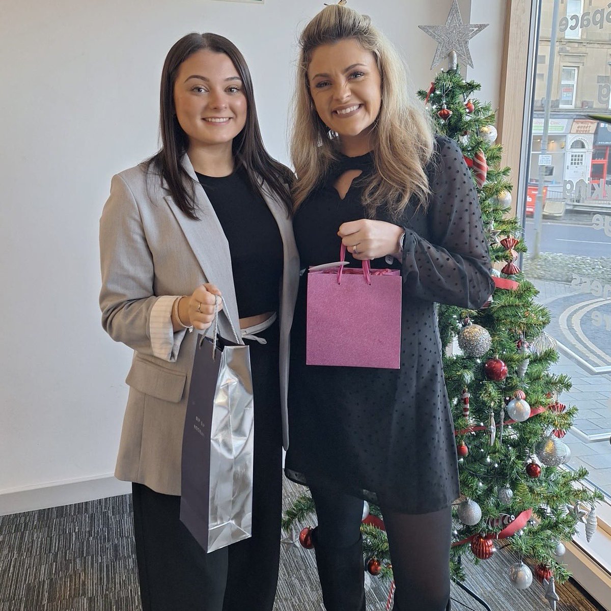 falkirkhub's tweet image. Earlier this week, we hosted our Tenant Coffee Morning—there was lots of delicious pastries, coffees and community spirit in the room! ☕️✨🎄

A highlight was the charity raffle in aid of Maggie's Forth Valley. 

#FalkirkBusinessHub #Christmas #MeetWorkCreate #Falkirk