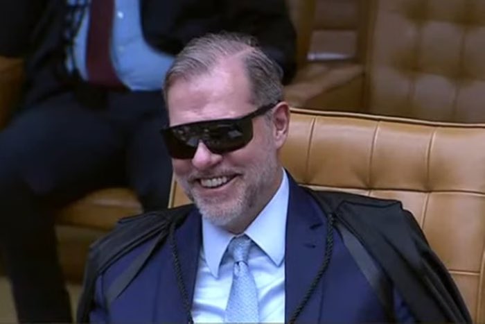 Ministros supremos usam seu conhecimento de tecnologia para criar óculos de realidade aumentada que não vê teto de salários para o funcionalismo (1971)

Via <a href="/ClovisRorschach/">Rorschach Reverso</a>