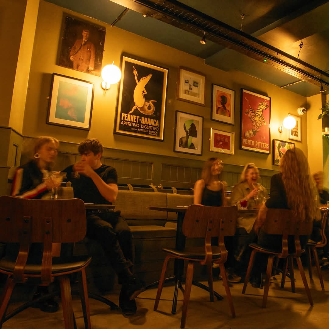 cometsoc's tweet image. It’s nearly Christmas, it’s not blowing a hooley, it’s Friday. Three reasons you deserve a drink. 

Serving festive cocktails, chilled beers &amp;amp; fine wines all weekend. Finishing off nicely with live music from 4pm on Sunday with the incredible Beccy Young.

All at @cometsocialbar.